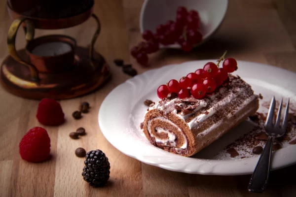 Bolo Enrolado de Chocolate com Chantily e Cereja