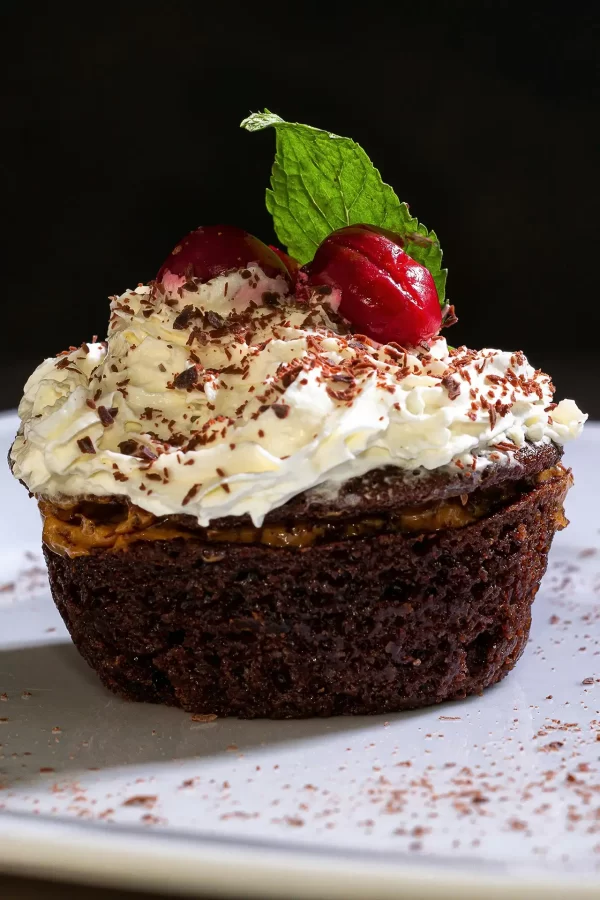 Doce de Chocolate Artesanal com Frutas e Chantily