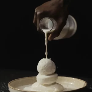 Sorvete de Creme com Chocolate Branco, Nata e Calda