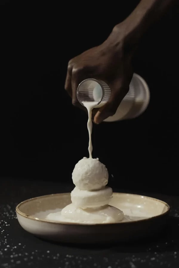 Sorvete de Creme com Chocolate Branco, Nata e Calda