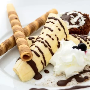 Sorvete de Frutas com Chocolate ao Leite e Palitos de Waffle