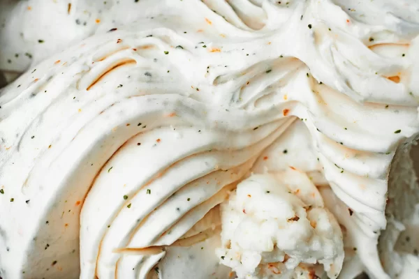 Sorvete de Frutas com Chantily, Passas, 3 Caldas e Gotas de Chocolate