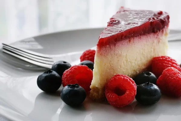 Bolo de Frutas Silvestres com Coco Ralado